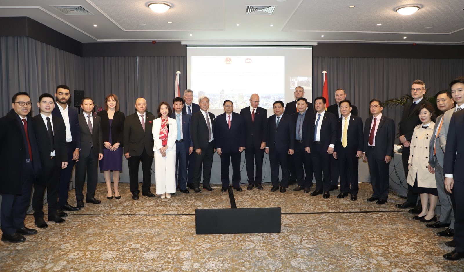 Thủ tướng Phạm Minh Chính và đại diện cộng đồng doanh nghiệp Anh. Ảnh: TTXVN