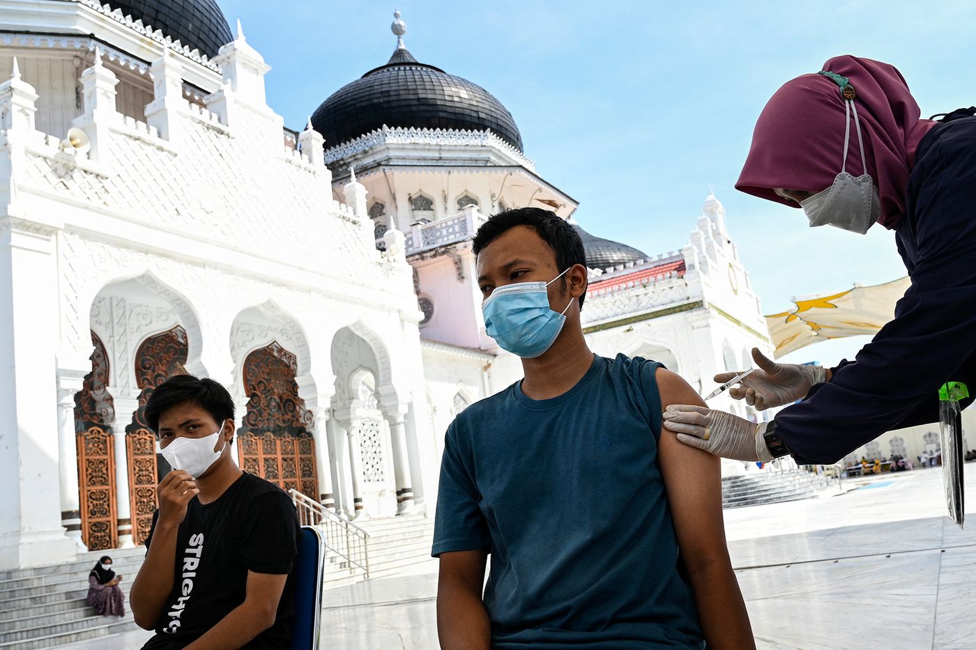 Tiêm vaccine Covid-19 tại Indonesia - Ảnh: Getty Images