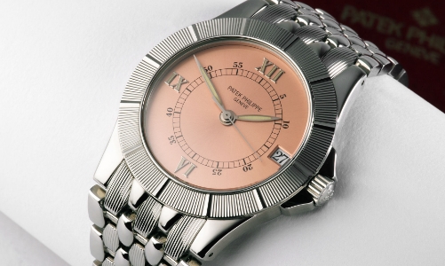 Những chiếc đồng hồ màu cá hồi đã “hot” trở lại