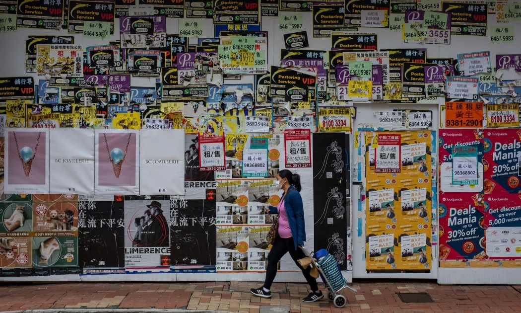 Một cửa hiệu bỏ trống đang rao cho thuê ở khu Causeway Bay, Hồng Kông, tháng 12/2020 - Ảnh: Bloomberg.