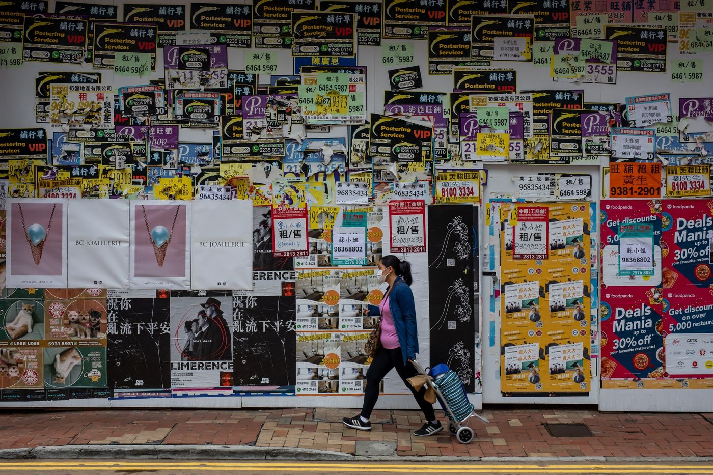 Một cửa hiệu bỏ trống đang rao cho thuê ở khu Causeway Bay, Hồng Kông, tháng 12/2020 - Ảnh: Bloomberg.