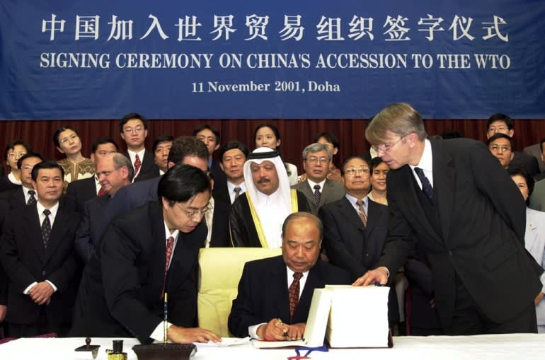 Ngày 11/11/2001, ông Shi Guangsheng, Bộ trưởng Ngoại thương lúc đó của Trung Quốc, ký văn kiện đưa nước này gia nhập WTO tại Doha - Ảnh: Reuters