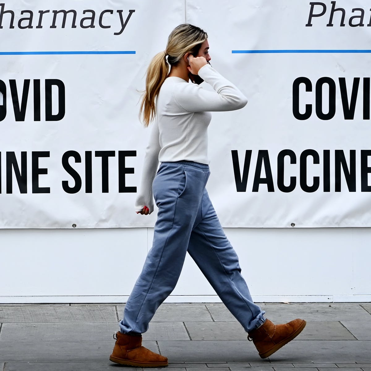 Ngay cả khi virus SARS-CoV-2 rốt cục sẽ trở n&ecirc;n giống như c&uacute;m m&ugrave;a th&ocirc;ng thường,&nbsp;mọi người vẫn n&ecirc;n tiếp tục mang khẩu trang.