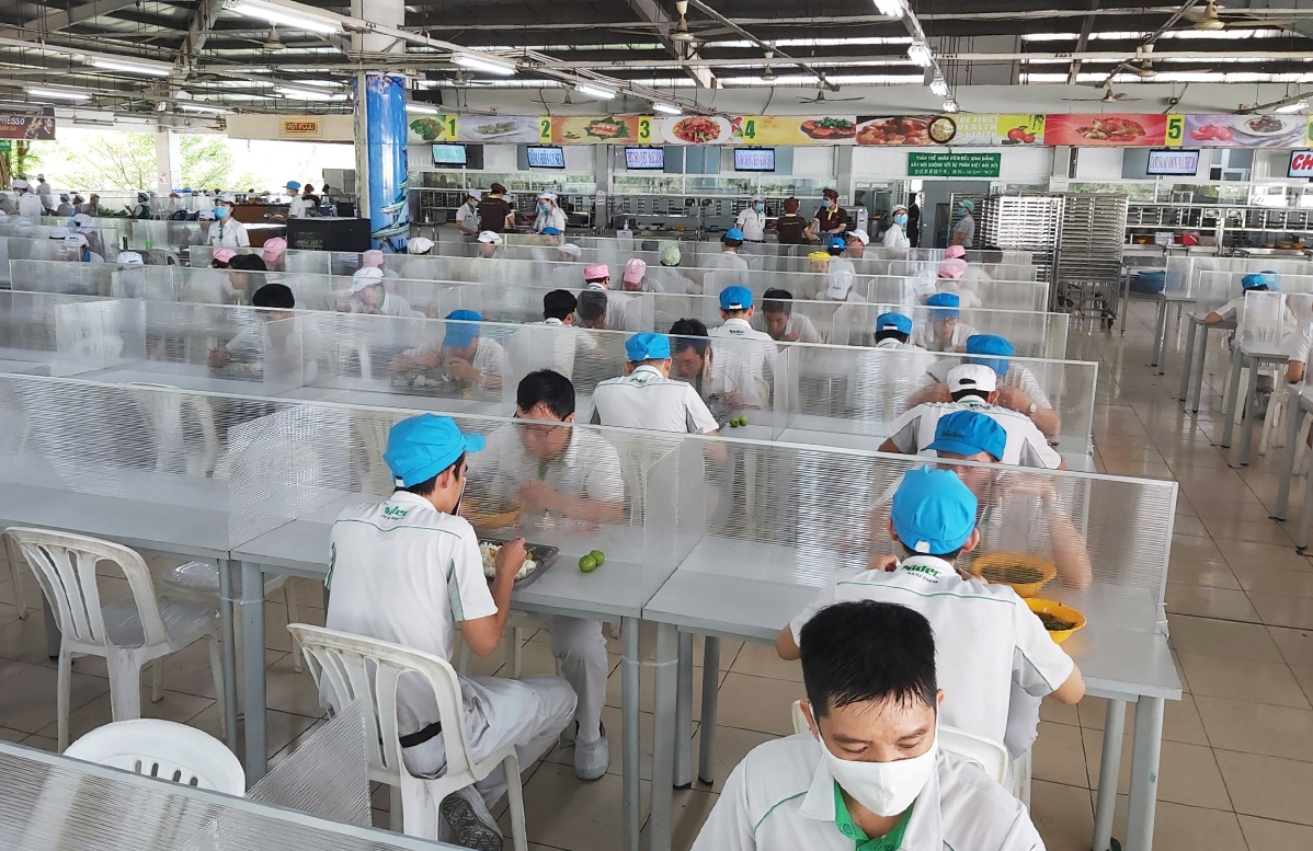 C&aacute;c cơ sở sản xuất, nh&agrave; m&aacute;y&nbsp;phải tổ chức khu vực l&agrave;m việc th&ocirc;ng tho&aacute;ng, người lao động tu&acirc;n thủ 5K, giữ khoảng c&aacute;ch 1m...