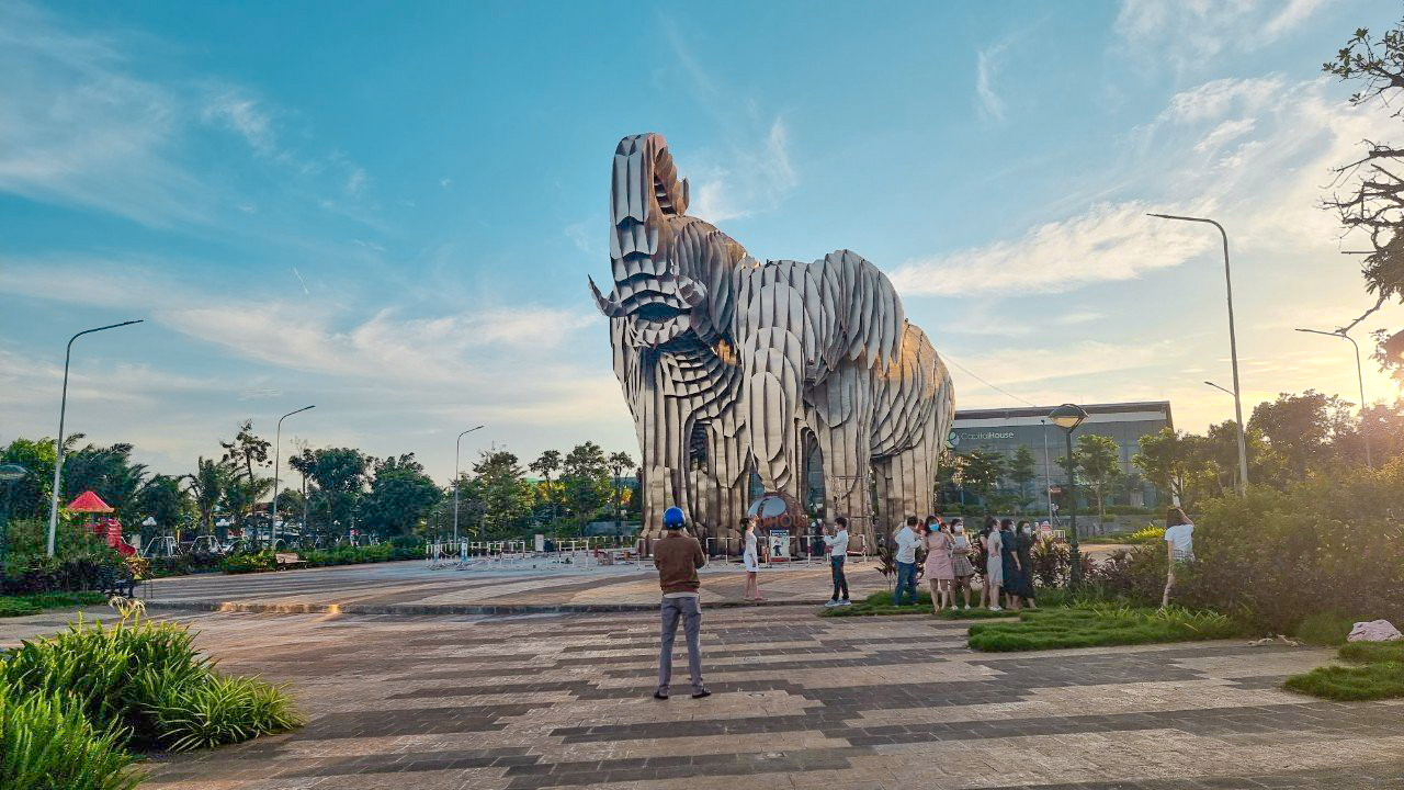 Song tượng Thịnh vượng vừa được ho&agrave;n th&agrave;nh đang trở th&agrave;nh điểm check-in của giới trẻ Bu&ocirc;n Ma Thuột.