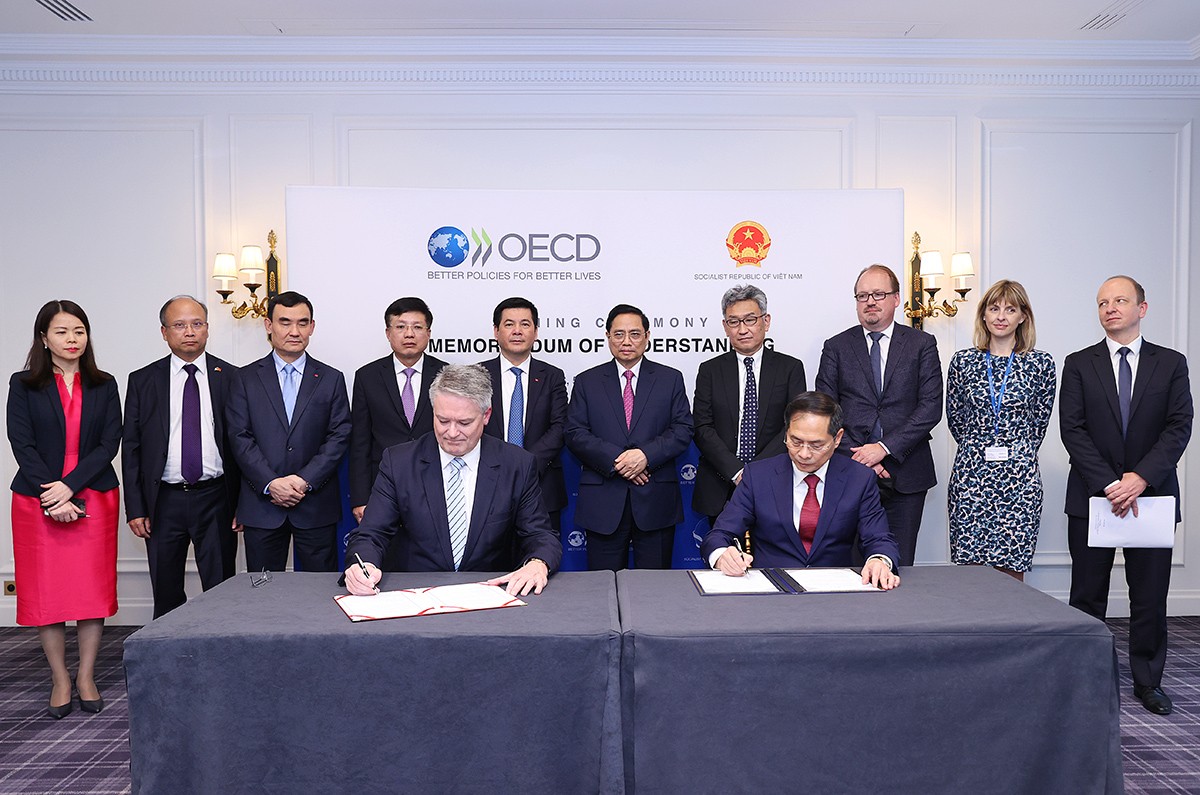 Thủ tướng Chính phủ đã chứng kiến Lễ ký Biên bản ghi nhớ hợp tác (MOU) Việt Nam – OECD giai đoạn 2022-2026 do Bộ trưởng Bộ Ngoại giao Bùi Thanh Sơn và Tổng Thư ký OECD Mathias Cormann ký kết - Ảnh: VGP