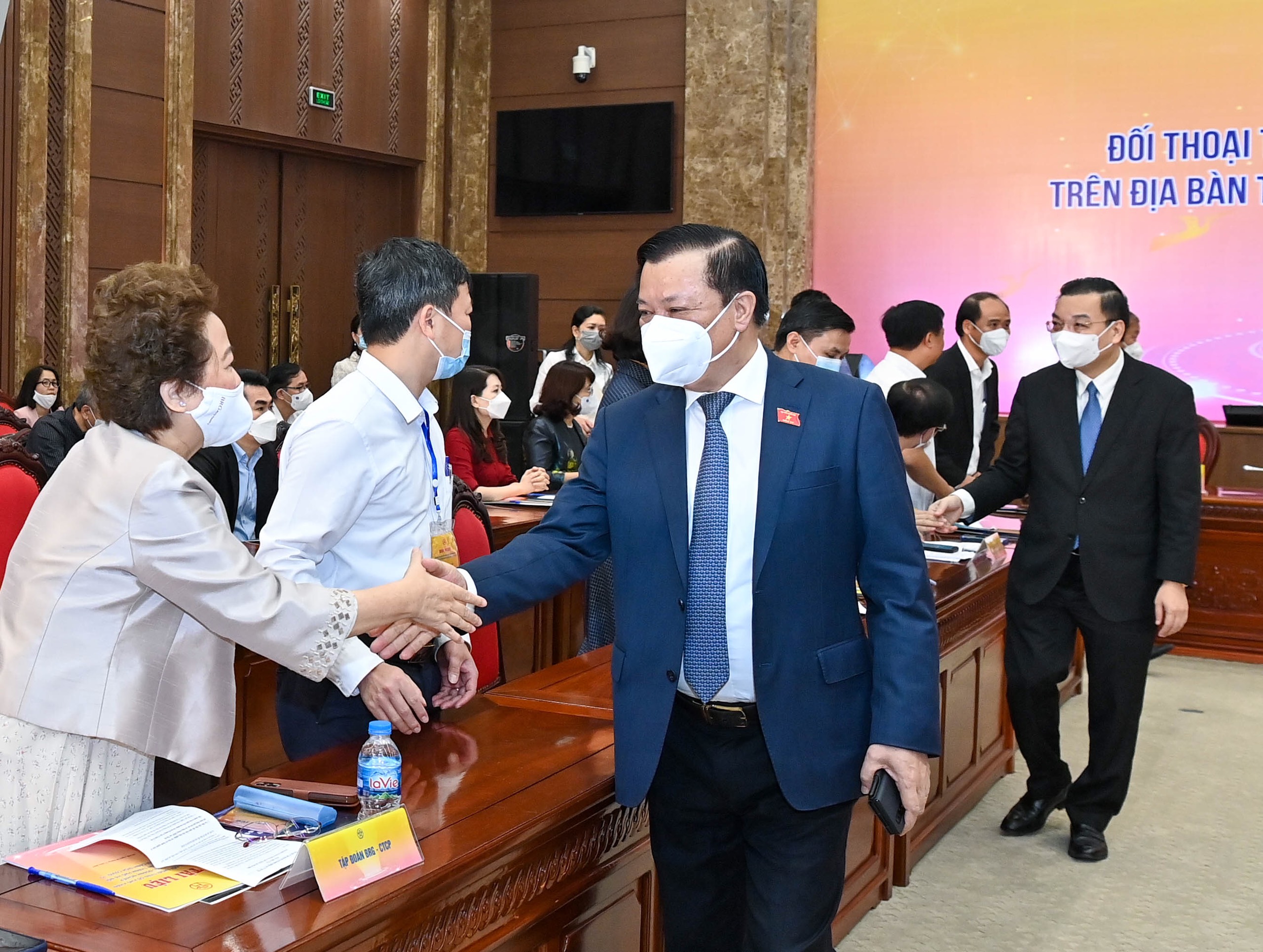 Bí thư Thành uỷ Hà Nội Đinh Tiến Dũng, Chủ tịch UBND TP. Hà Nội Chu Ngọc Anh gặp gỡ doanh nghiệp. Ảnh: VGP