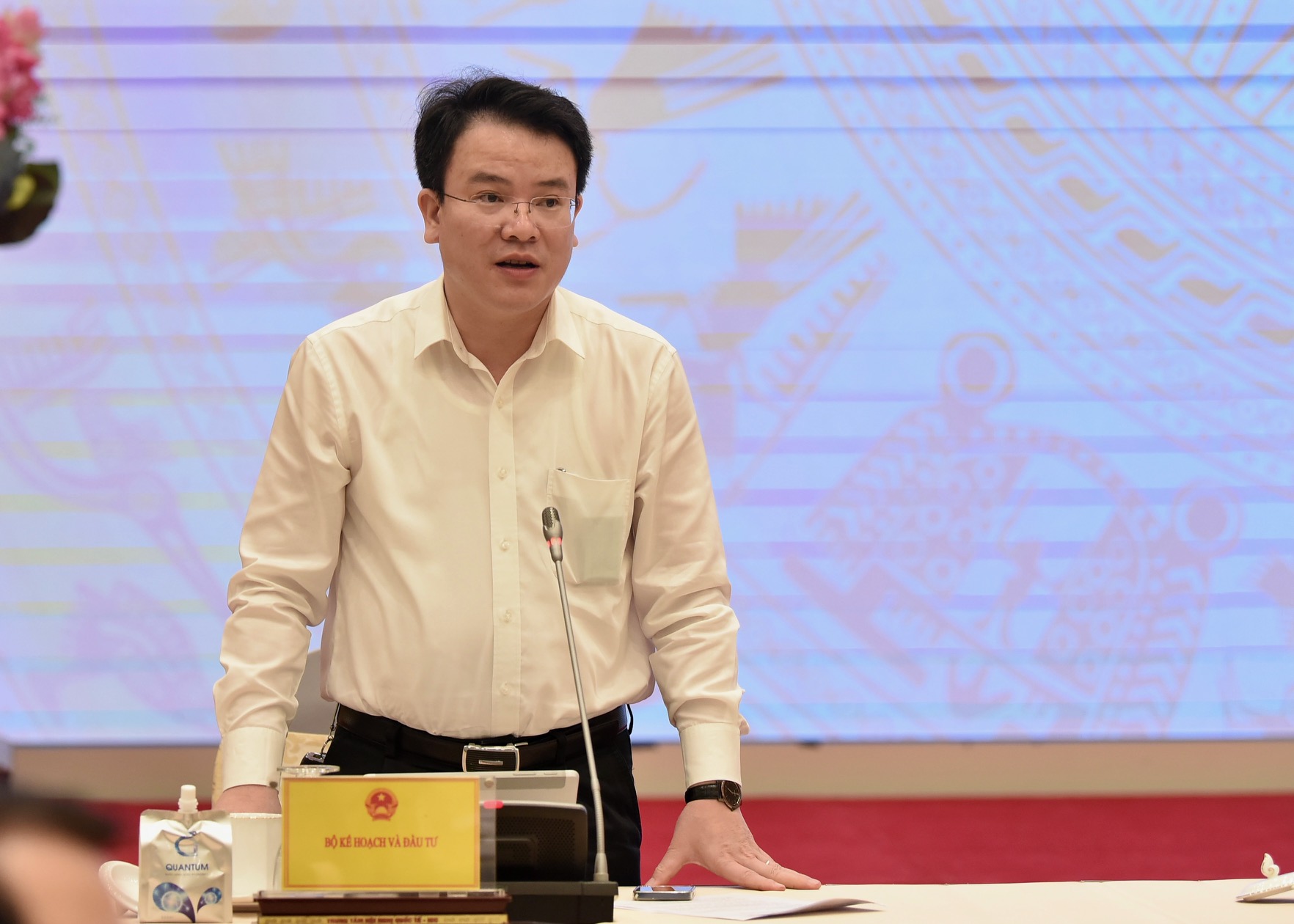 Thứ trưởng Bộ Kế hoạch và Đầu tư Trần Quốc Phương trả lời báo chí tại họp báo - Ảnh: VGP/Nhật Bắc