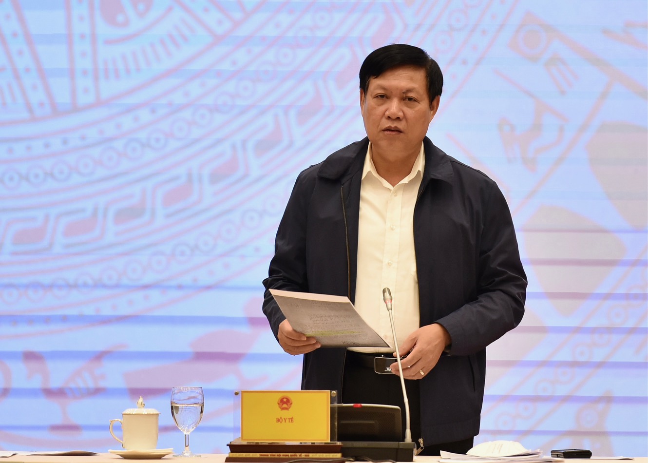 Thứ trưởng Bộ Y tế Đỗ Xuân Tuyên trả lời báo chí tại họp báo chiều 6/11 - Ảnh: VGP/Nhật Bắc