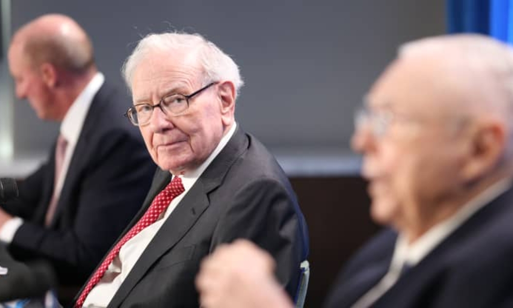 Tỷ phú Warren Buffett tại đại hội cổ đông thường niên của Berkshire Hathaway ở Los Angeles, tháng 5/2021 - Ảnh: CNBC.