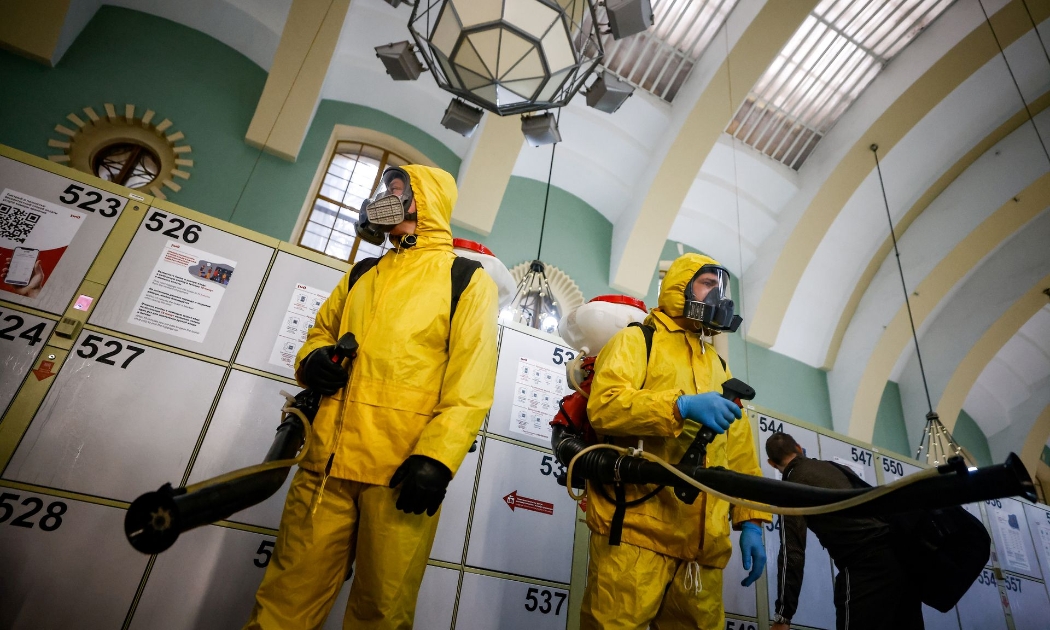Nhân viên y tế phun khử khuẩn một nhà ga ở Moscow, Nga, hôm 2/11 - Ảnh: Reuters.