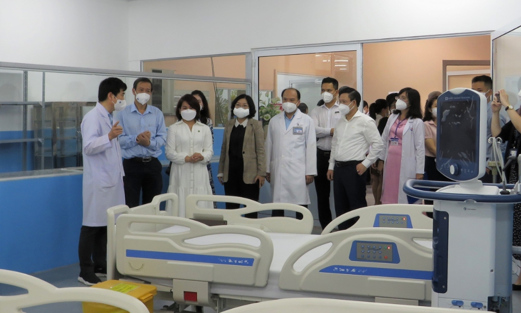 TS-BS Nguyễn Văn Vĩnh Châu - Phó Giám đốc Sở Y tế Tp.HCM (thứ 2 từ trái sang), TS-BS Lê Thanh Chiến - Giám đốc Bệnh viện điều trị Covid-19 Trưng Vương (ngoài cùng bên trái), ông Ngô Minh Nhựt - Giám đốc Vietcombank Tân Định ( thứ 2 từ phải sang) cùng các đại biểu tham quan cơ sở khám chữa bệnh mới được thành lập.