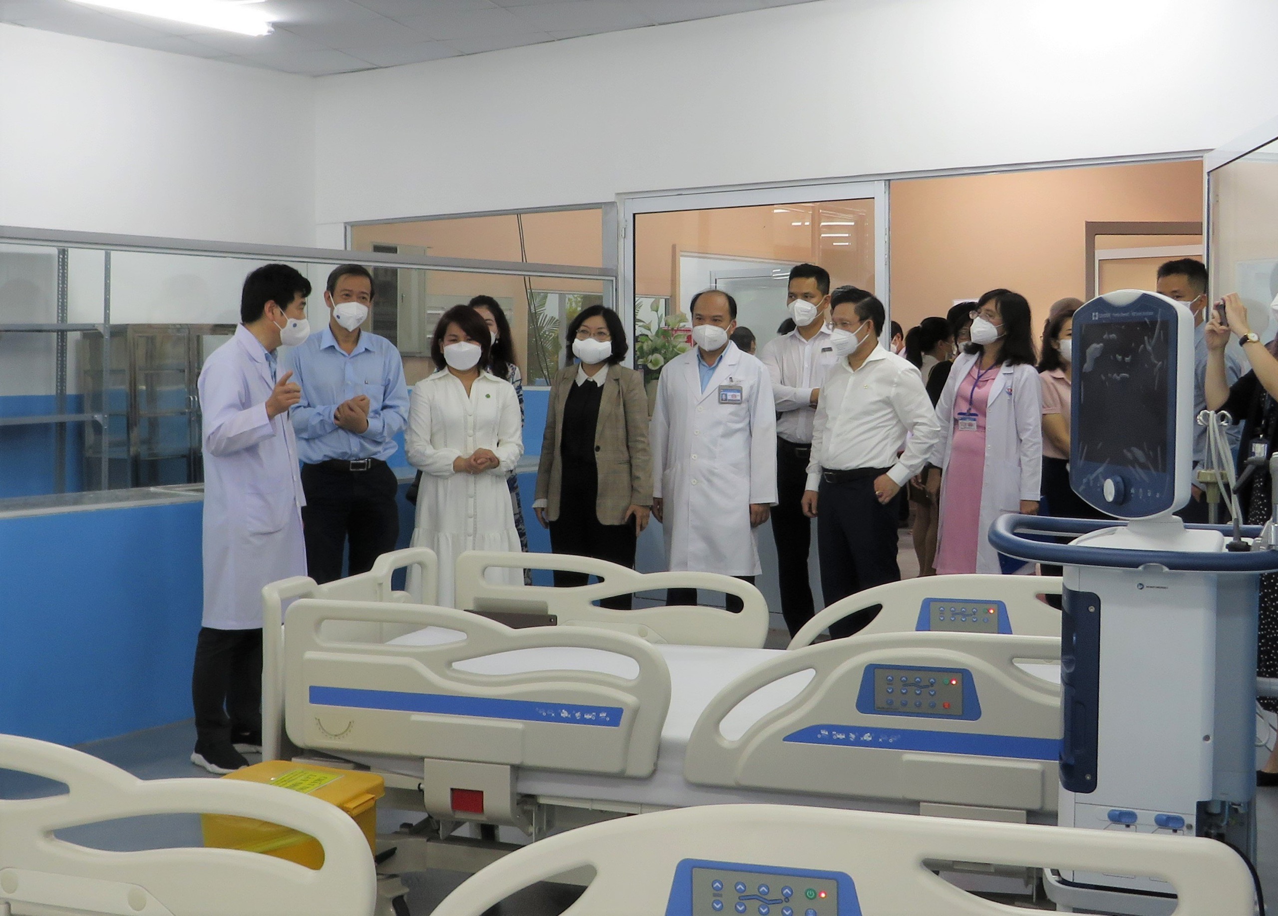 TS-BS Nguyễn Văn Vĩnh Châu - Phó Giám đốc Sở Y tế Tp.HCM (thứ 2 từ trái sang), TS-BS Lê Thanh Chiến - Giám đốc Bệnh viện điều trị Covid-19 Trưng Vương (ngoài cùng bên trái), ông Ngô Minh Nhựt - Giám đốc Vietcombank Tân Định ( thứ 2 từ phải sang) cùng các đại biểu tham quan cơ sở khám chữa bệnh mới được thành lập.