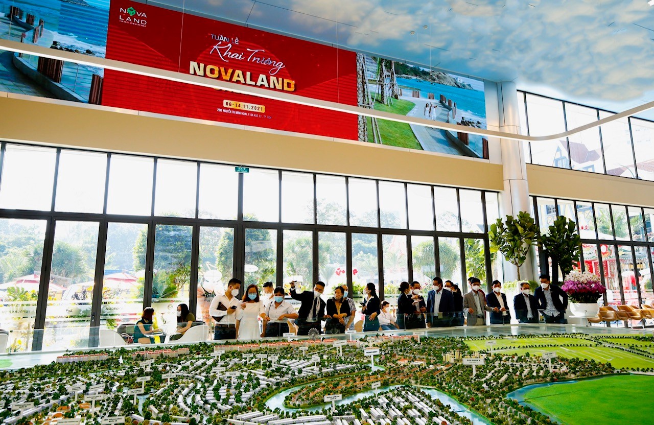 Khách tham quan sa bàn Dự án Aqua City quy mô 1,000ha của Novaland phía đông Tp.HCM.