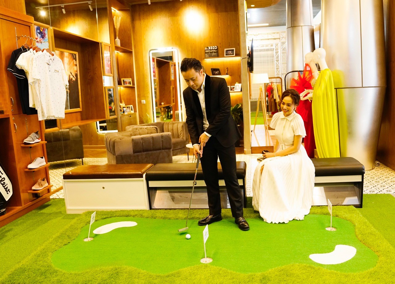 Khách hàng Victor Vũ - Đinh Ngọc Diệp trải nghiệm tại khu vực Nova Golf Clubs.