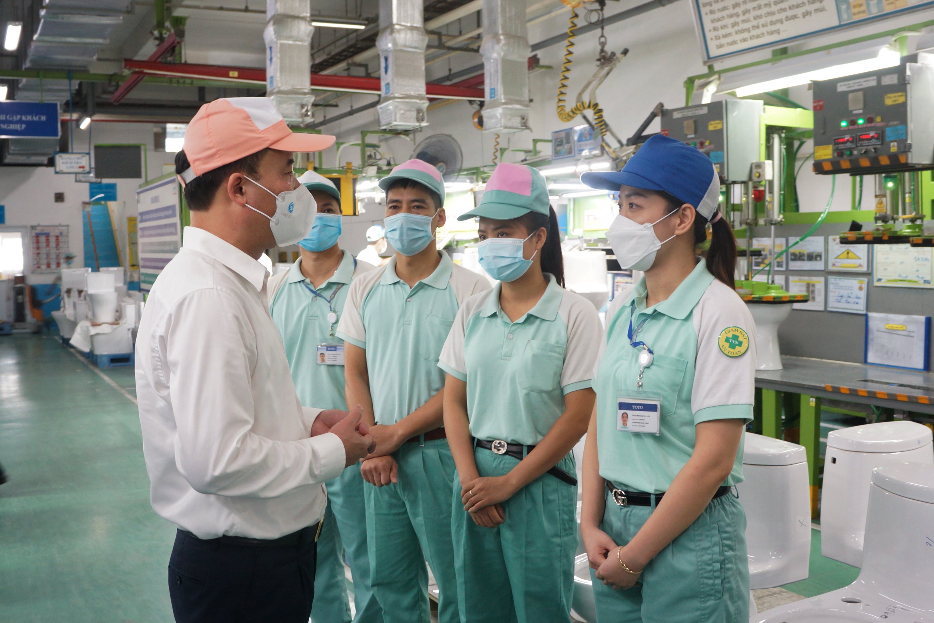 Bảo hiểm xã hội Việt Nam kiểm tra việc hỗ trợ người lao động tại Công ty TNHH ToTo Việt Nam. Ảnh - BHXH Việt Nam. 