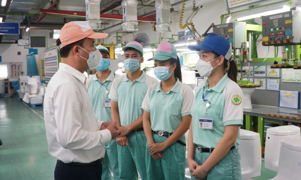Bảo hiểm xã hội Việt Nam kiểm tra việc hỗ trợ người lao động tại Công ty TNHH ToTo Việt Nam. Ảnh - BHXH Việt Nam.