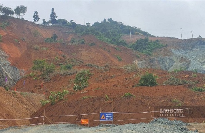 Hiện trạng khu vực sạt lở tại công trường. Ảnh: Báo Lao động