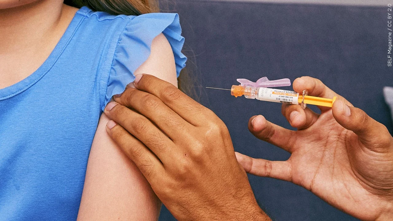 Vaccine cho nhóm tuổi 5 - 11 được đóng trong lọ có nắp màu cam và được tiêm bằng kim tiêm nhỏ hơn. 