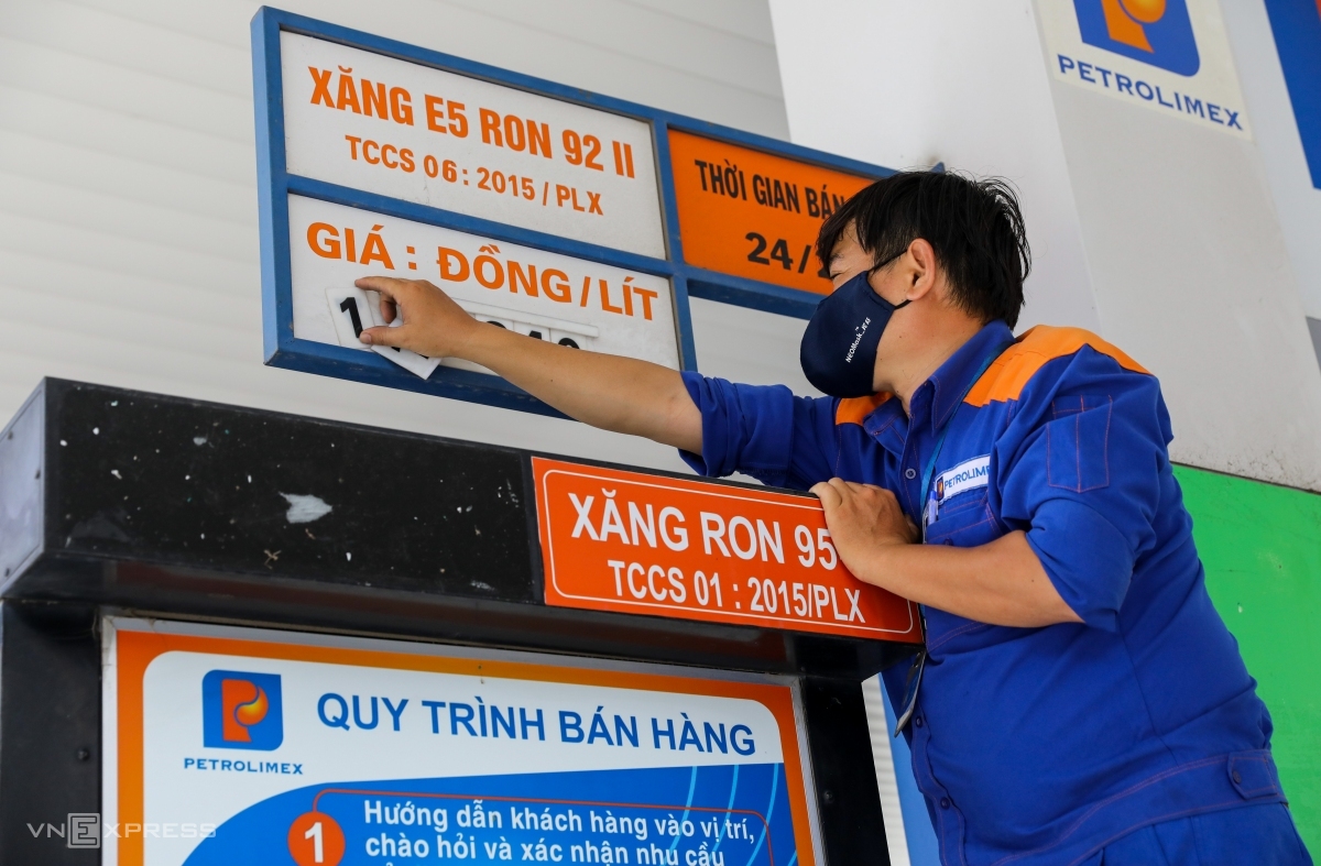 Giá nhiên liệu thế giới “tăng sốc”, gây sức ép tăng giá bán lẻ xăng, dầu trong nước.