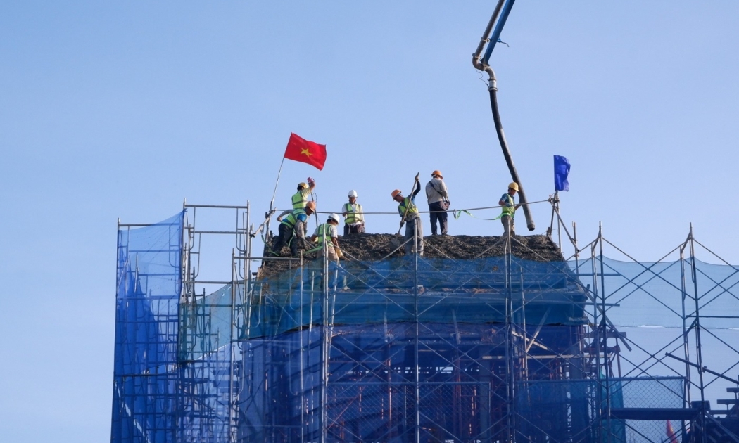 Không khí thi công khẩn trương tại phân khu Maison de Ville trong ngày cất nóc.