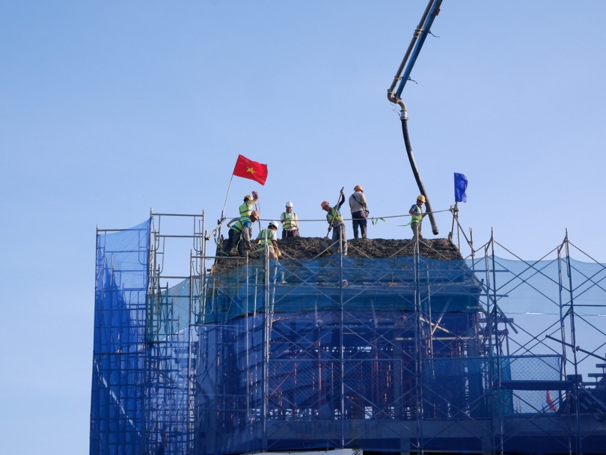 Không khí thi công khẩn trương tại phân khu Maison de Ville trong ngày cất nóc.