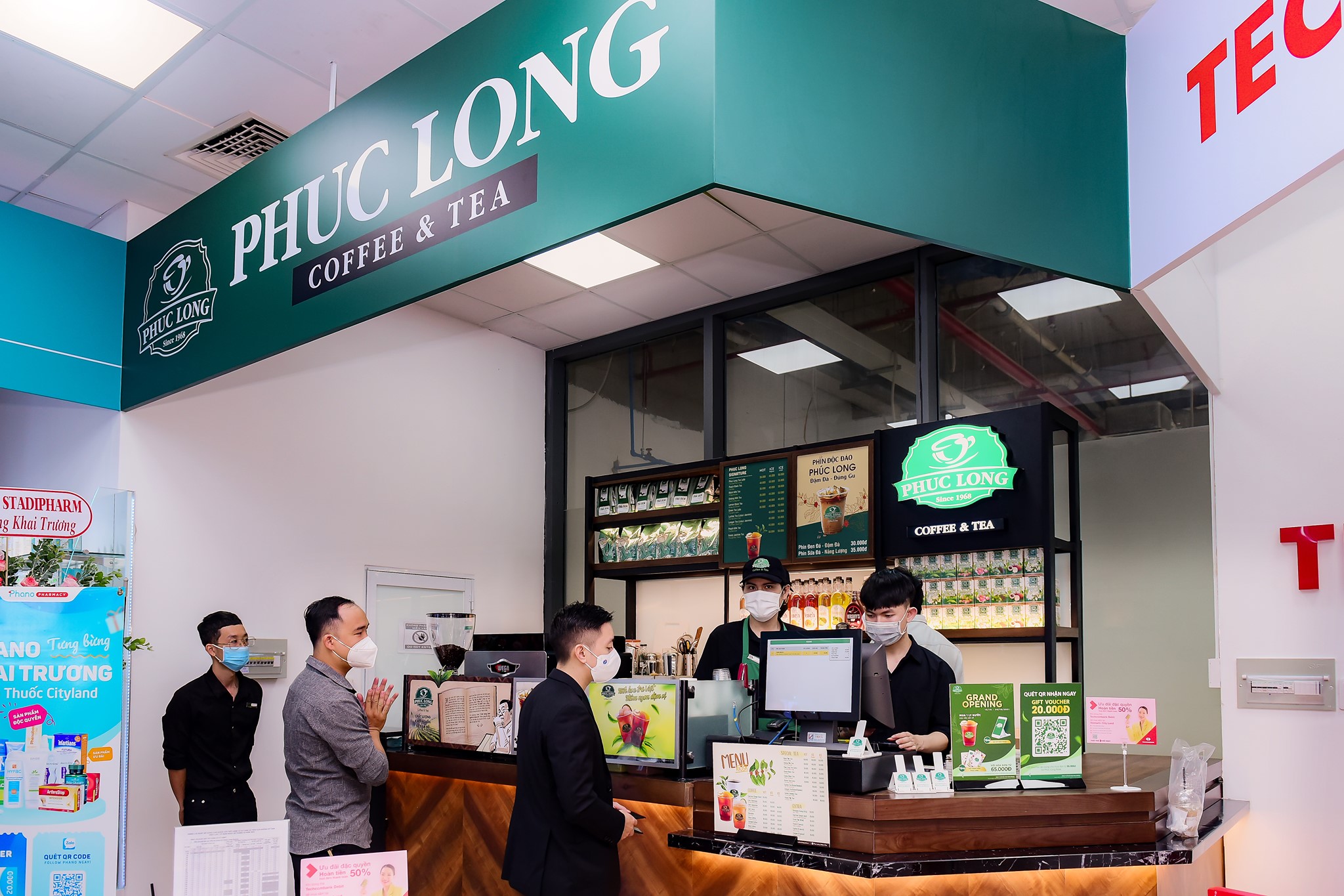 Tại c&aacute;c cơ sở kinh doanh dịch vụ ăn uống, cả nh&acirc;n vi&ecirc;n v&agrave; kh&aacute;ch h&agrave;ng đều nỗ lực&nbsp; giữ khoảng c&aacute;ch 5K, giảm thiểu tiếp x&uacute;c gần...