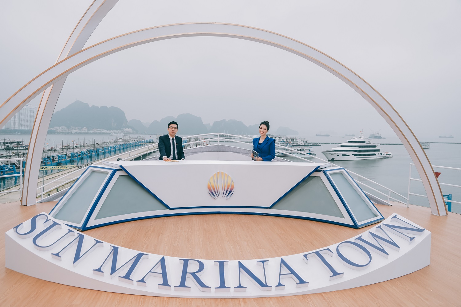 Sân khấu sự kiện với tầm nhìn ra bến du thuyền và Vịnh Hạ Long.