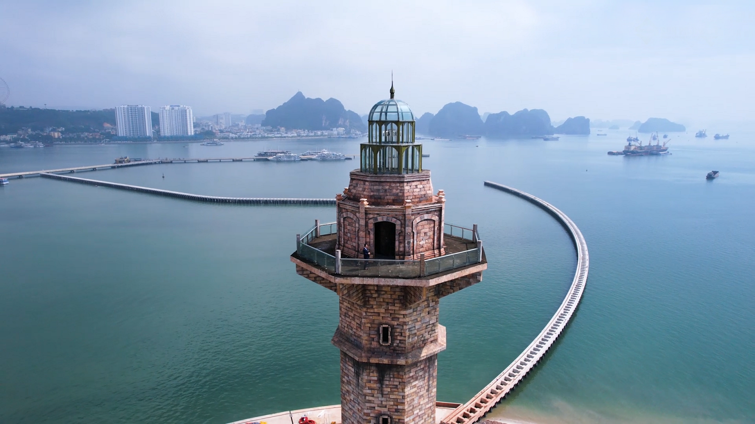 S&acirc;n khấu tr&ecirc;n đỉnh ngọn hải đăng với tầm cao tr&ecirc;n 50m bao qu&aacute;t to&agrave;n Vịnh Hạ Long.