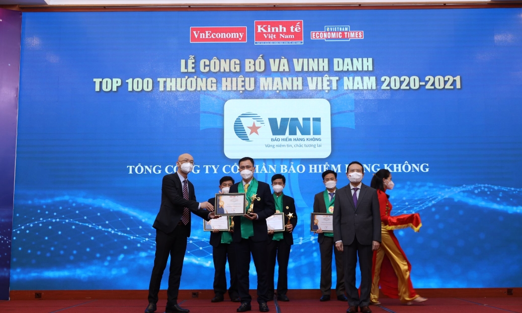 Ông Lê Mạnh Cường - Phó Tổng giám đốc VNI nhận danh hiệu Top 100 Thương hiệu mạnh Việt Nam.