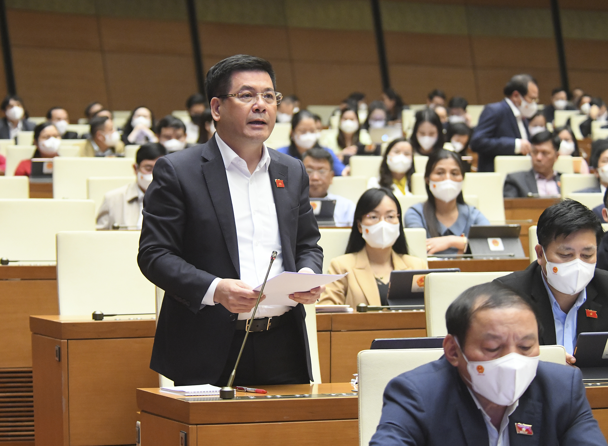 Bộ trưởng Bộ Công thương Nguyễn Hồng Diên giải trình tại phiên họp - Ảnh: Quochoi.vn