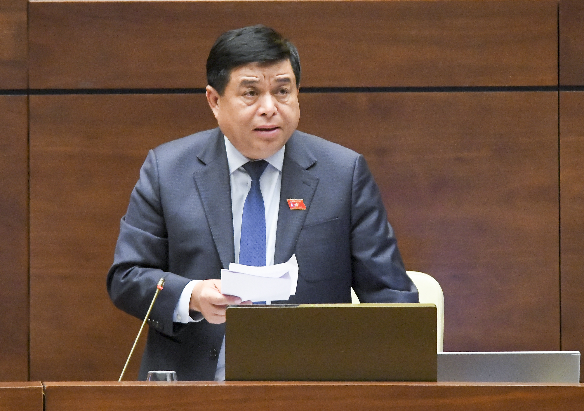 Bộ trưởng Kế hoạch và Đầu tư Nguyễn Chí Dũng phát biểu tại phiên thảo luận chiều 9/11 - Ảnh: Quochoi.vn