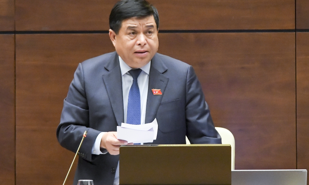 Bộ trưởng Kế hoạch và Đầu tư Nguyễn Chí Dũng phát biểu tại phiên thảo luận chiều 9/11 - Ảnh: Quochoi.vn