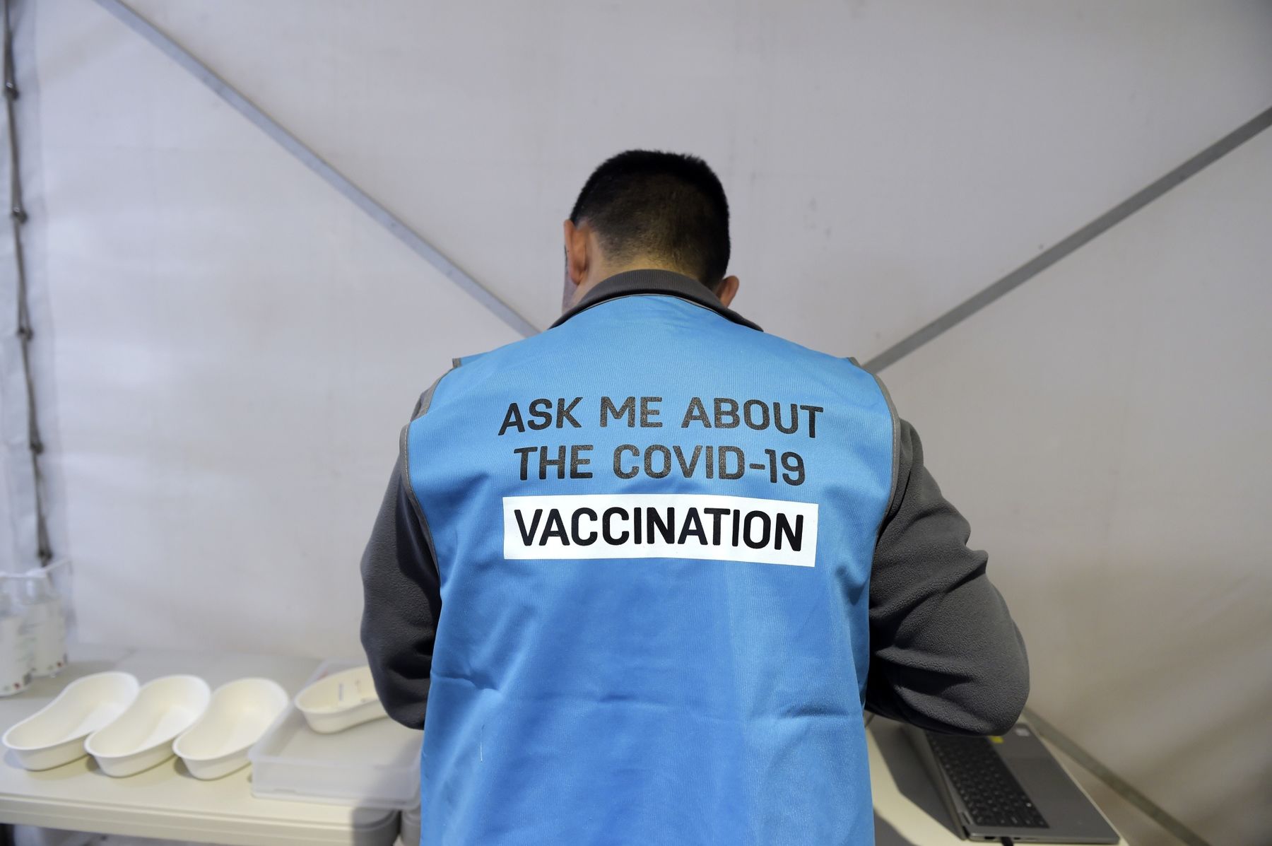 Một dược sỹ làm việc tại một điểm tiêm chủng ở Melbourne, Australia - Ảnh: Bloomberg.