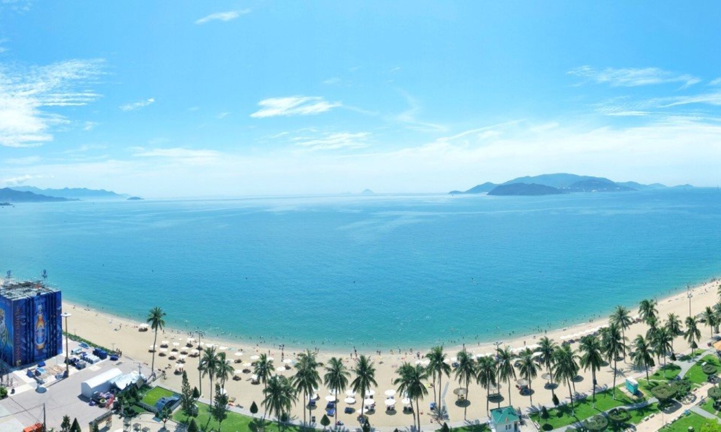 Nha Trang với đường bờ biển dài và nước biển trong xanh luôn thu hút đông đảo khách du lịch. Ảnh Huy Kutis.