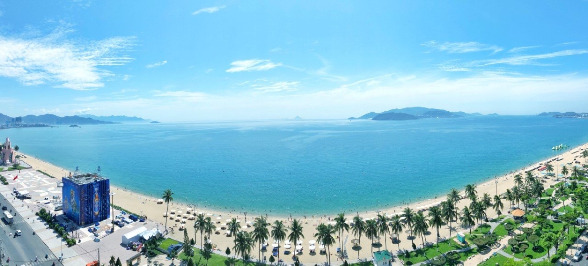 Nha Trang với đường bờ biển dài và nước biển trong xanh luôn thu hút đông đảo khách du lịch. Ảnh Huy Kutis.