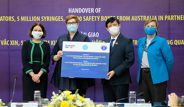 Tiếp nhận tượng trưng vật tư y tế do Australia và UNICEF hỗ trợ. 
