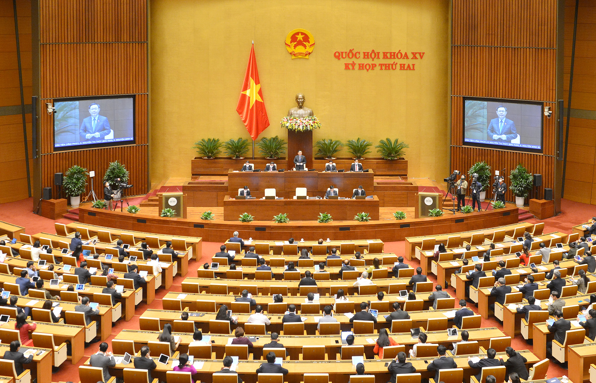 To&agrave;n cảnh phi&ecirc;n chất vấn v&agrave; trả lời chất vấn s&aacute;ng 10/11 - Ảnh: Quochoi.vn