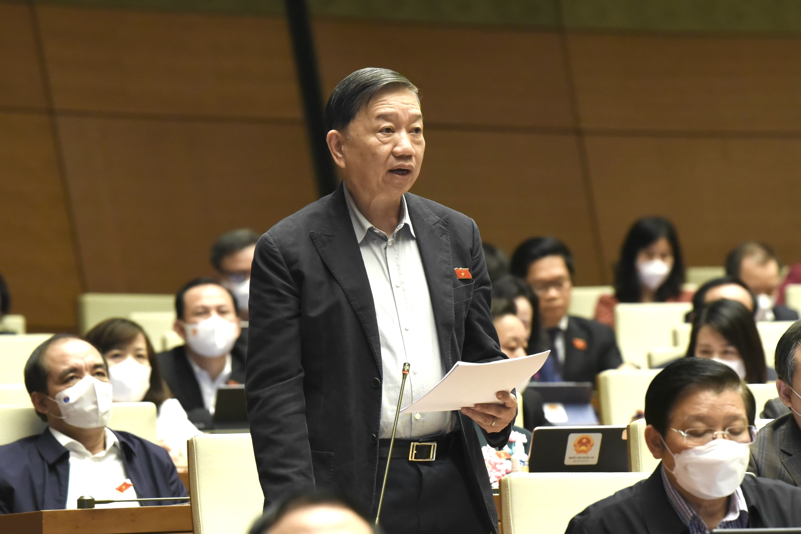 Bộ trưởng T&ocirc; L&acirc;m ph&aacute;t biểu tại phi&ecirc;n chất vấn v&agrave; trả lời chất vấn chiều 10/11 - Ảnh: VGP