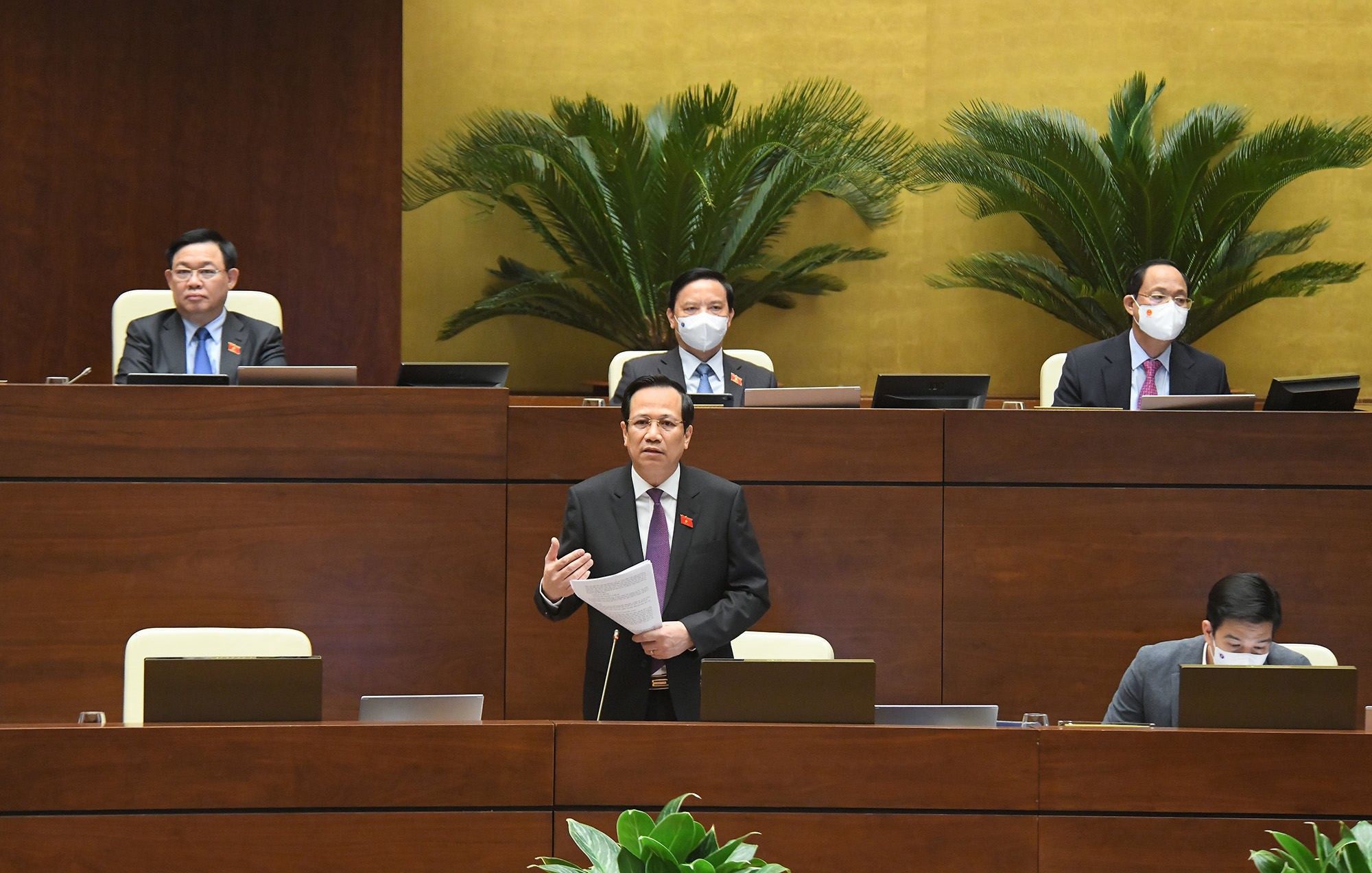 Bộ trưởng Bộ Lao động - Thương binh và Xã hội Đào Ngọc Dung trả lời chất vấn của các đại biểu. Ảnh - Quochoi.vn. 