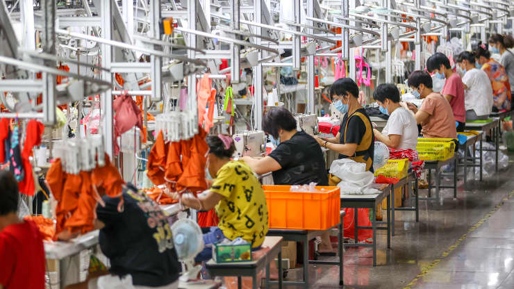 Công nhân làm việc trong một nhà máy ở Phúc Kiến, Trung Quốc, tháng 9/2021 - Ảnh: Getty/CNBC.