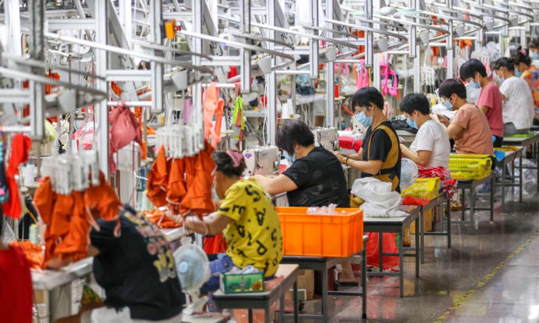 Công nhân làm việc trong một nhà máy ở Phúc Kiến, Trung Quốc, tháng 9/2021 - Ảnh: Getty/CNBC.