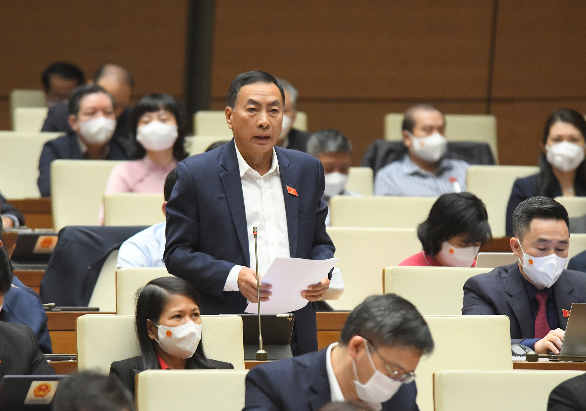 Đại biểu&nbsp;Phạm Văn H&ograve;a &ndash; Đo&agrave;n đại biểu Quốc hội tỉnh Đồng Th&aacute;p ph&aacute;t biểu tại hội trường Di&ecirc;n Hồng - Ảnh: Quochoi.vn