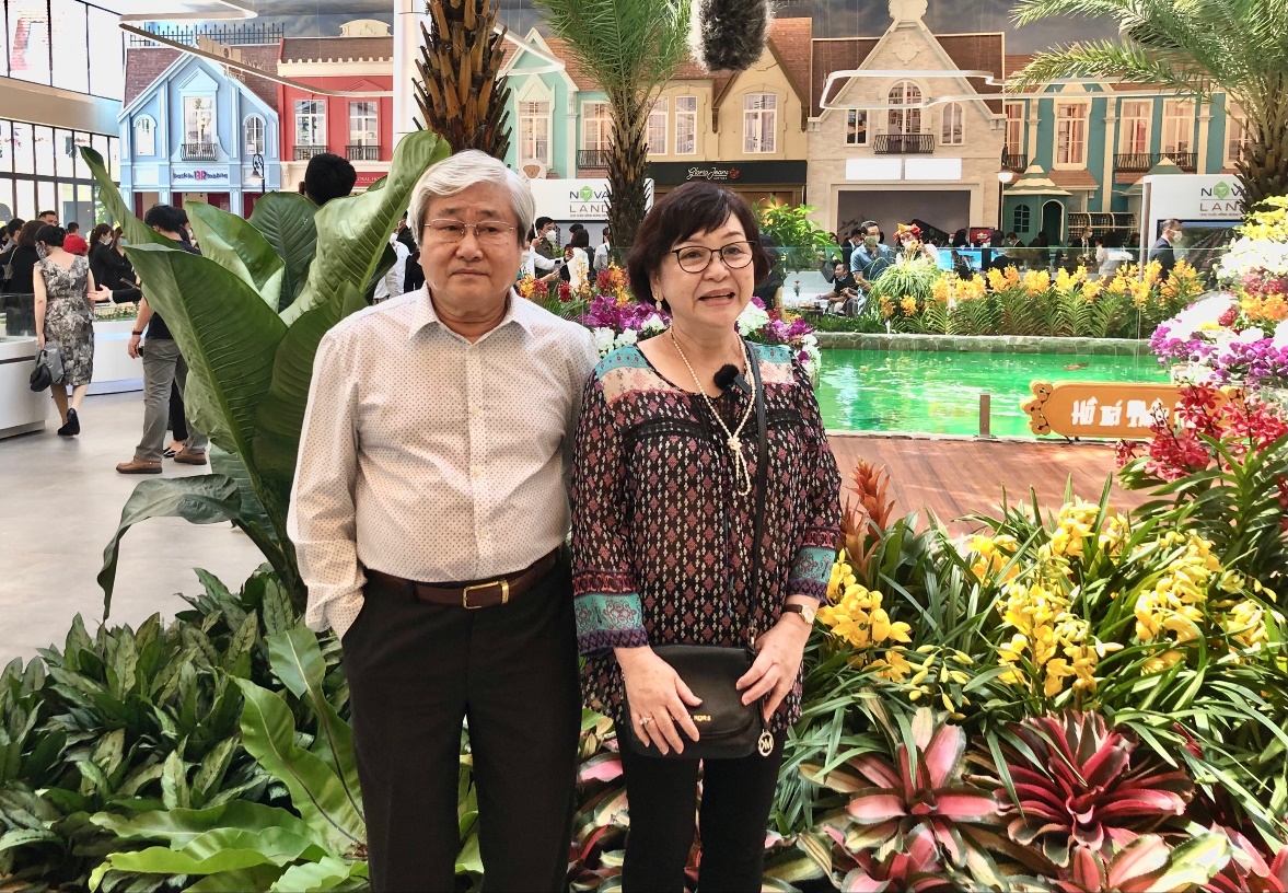 Đến sự kiện khai trương Novaland Gallery, b&agrave; Phạm Thị Lan c&ugrave;ng chồng quyết định đầu tư biệt thự tại đ&ocirc; thị đảo Phượng Ho&agrave;ng, Aqua City.