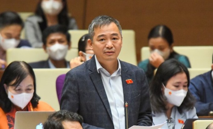 Đại biểu gNuyễn L&acirc;n Hiếu tham gia tranh luận tại phi&ecirc;n chất vấn Bộ trưởng Gi&aacute;o dục v&agrave; Đ&agrave;o tạo - Ảnh: Quochoi.vn