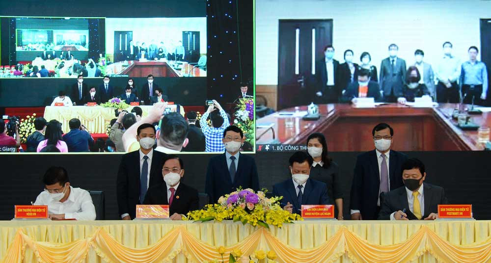 Đại diện lãnh đạo các đơn vị, địa phương ký kết biên bản ghi nhớ, hợp tác tiêu thụ nông sản.