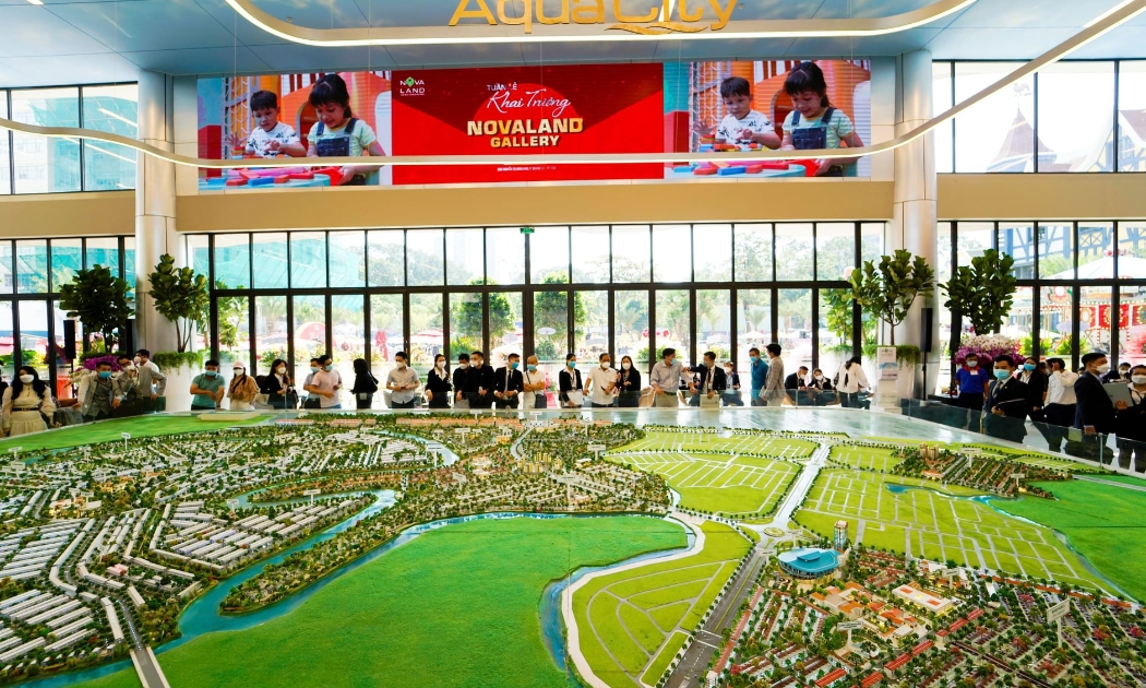 Nhà đầu tư tìm hiểu về dự án Aqua City tại Novaland Gallery.