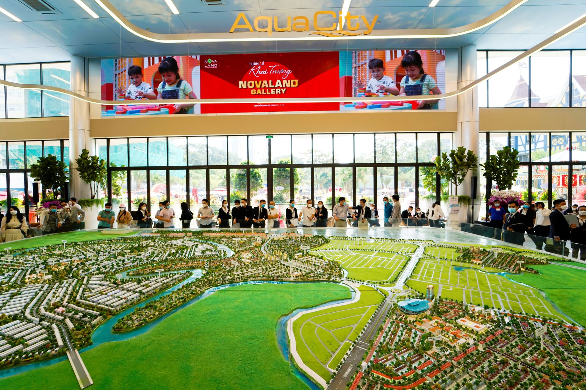 Nhà đầu tư tìm hiểu về dự án Aqua City tại Novaland Gallery.
