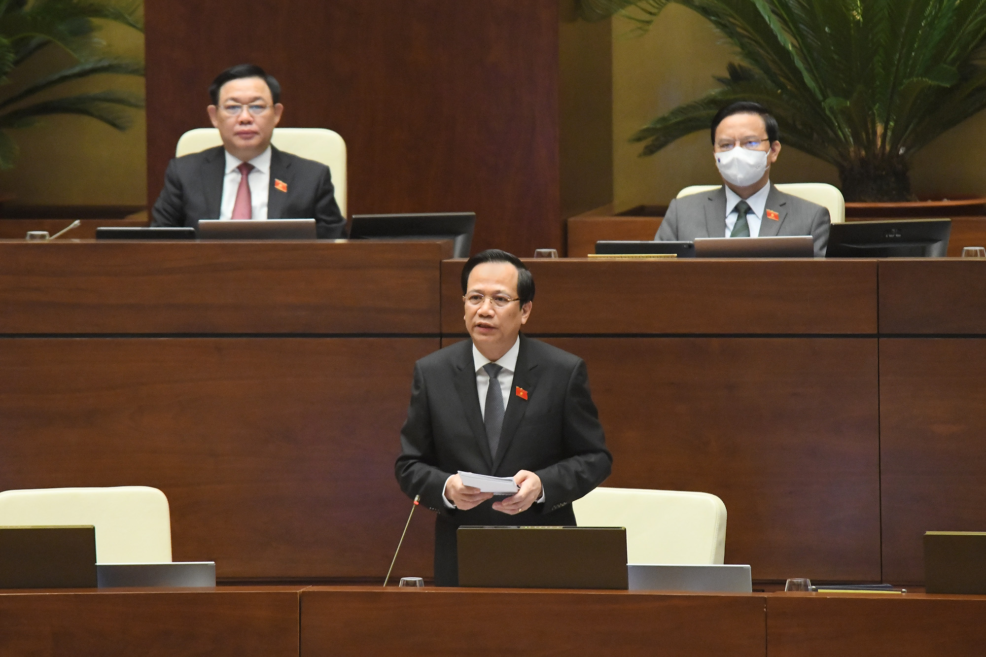Bộ trưởng Bộ Lao động - Thương binh và Xã hội Đào Ngọc Dung tiếp tục trả lời trong phiên chất vấn đầu giờ sáng 11/11. Ảnh - Quochoi.vn. 