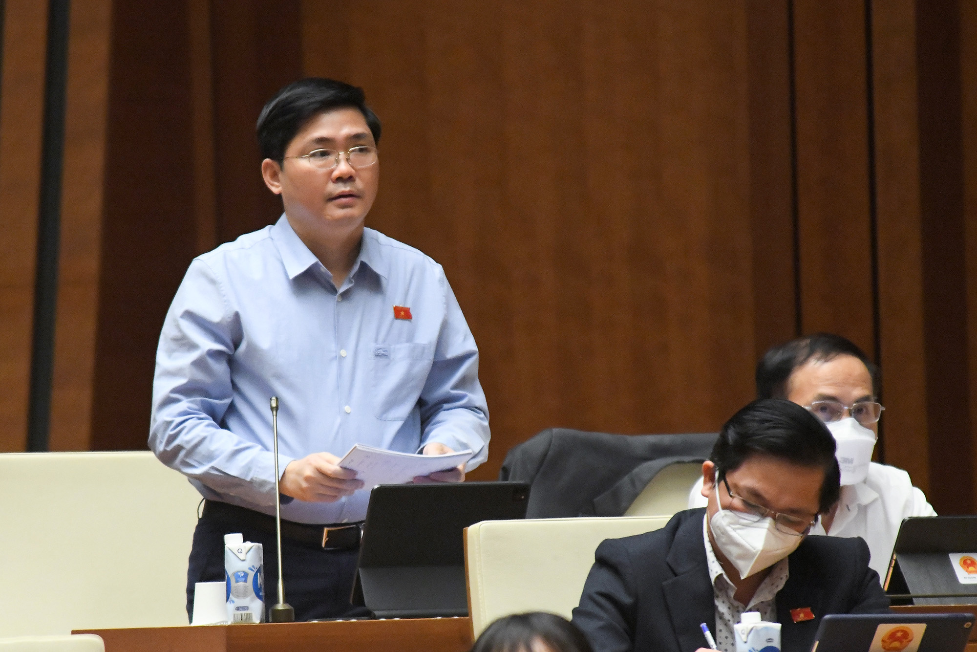 Đại biểu Nguyễn Tuấn Anh (Long An) đặt câu hỏi chất vấn Bộ trưởng Kế hoạch và Đầu tư - Ảnh: Quochoi.vn